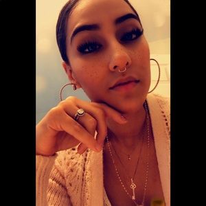 NOT FOR SALE 🖤🌺 MEET YOUR POSHER ADRÏANA🌺🖤